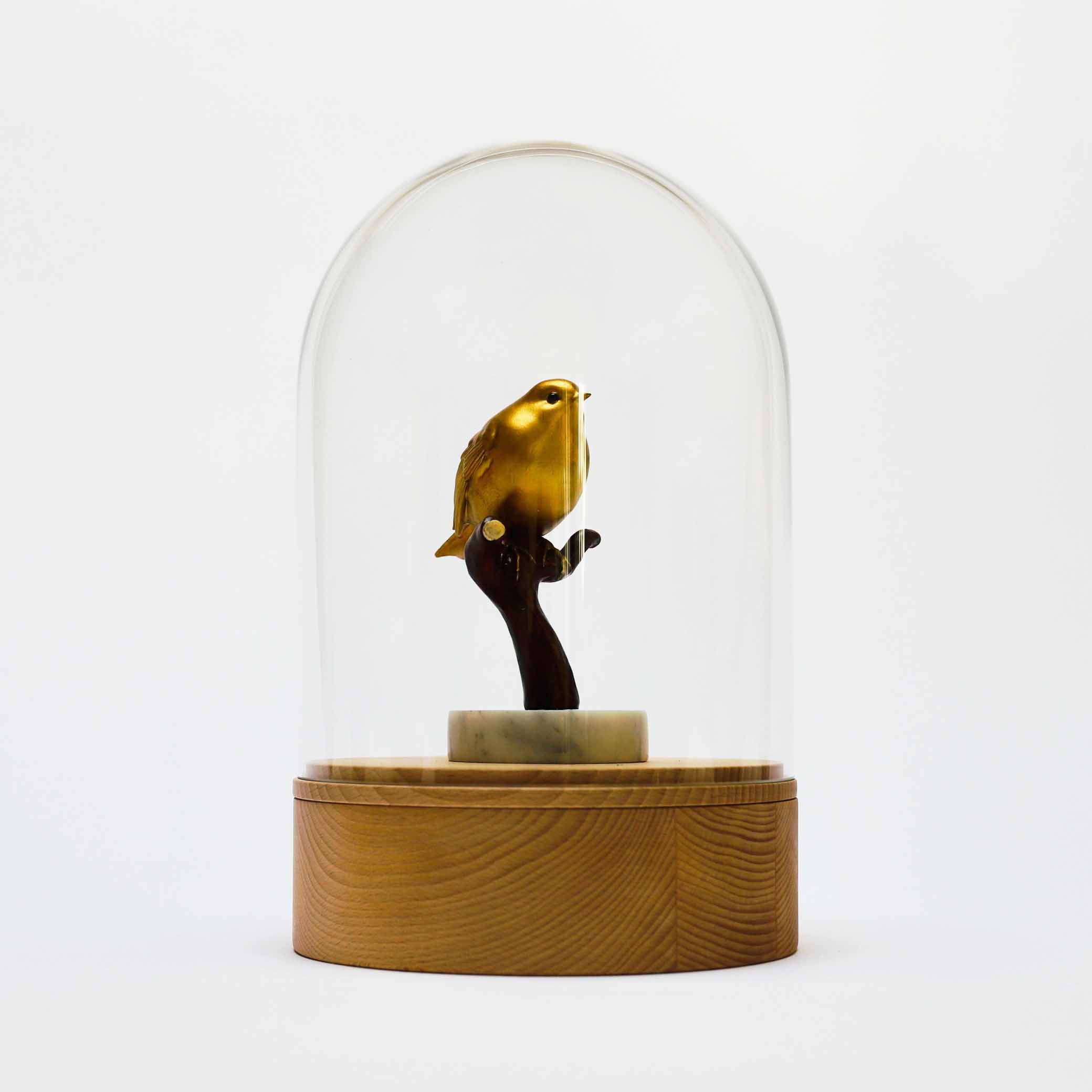 Houten urn met glazen stolp en gouden roodborstje