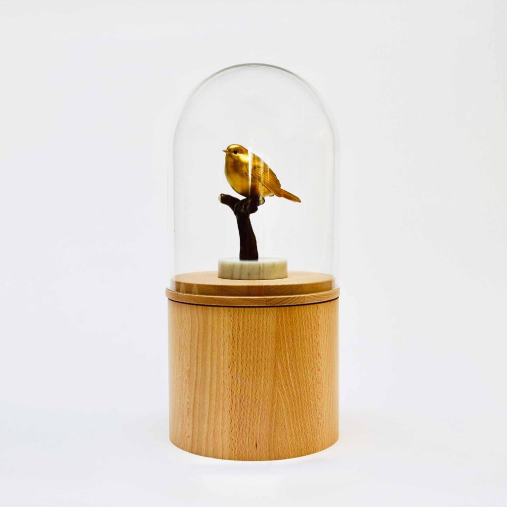 Grote design urn met beeldje van vogel