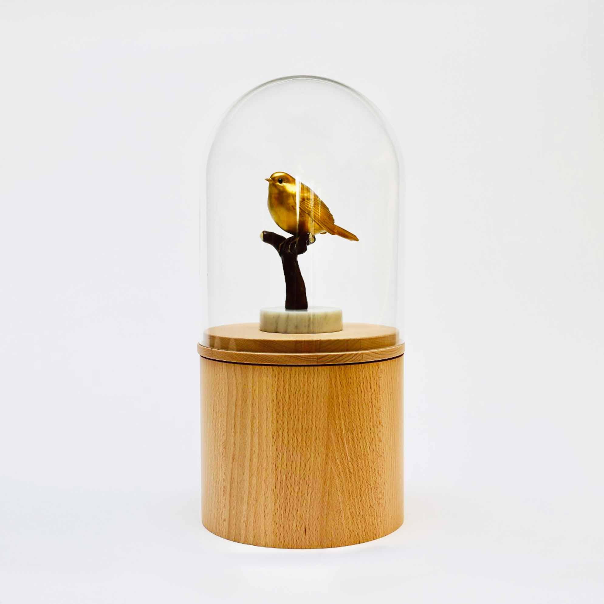Grote houten design urn met beeldje van vogel en glazen stolp