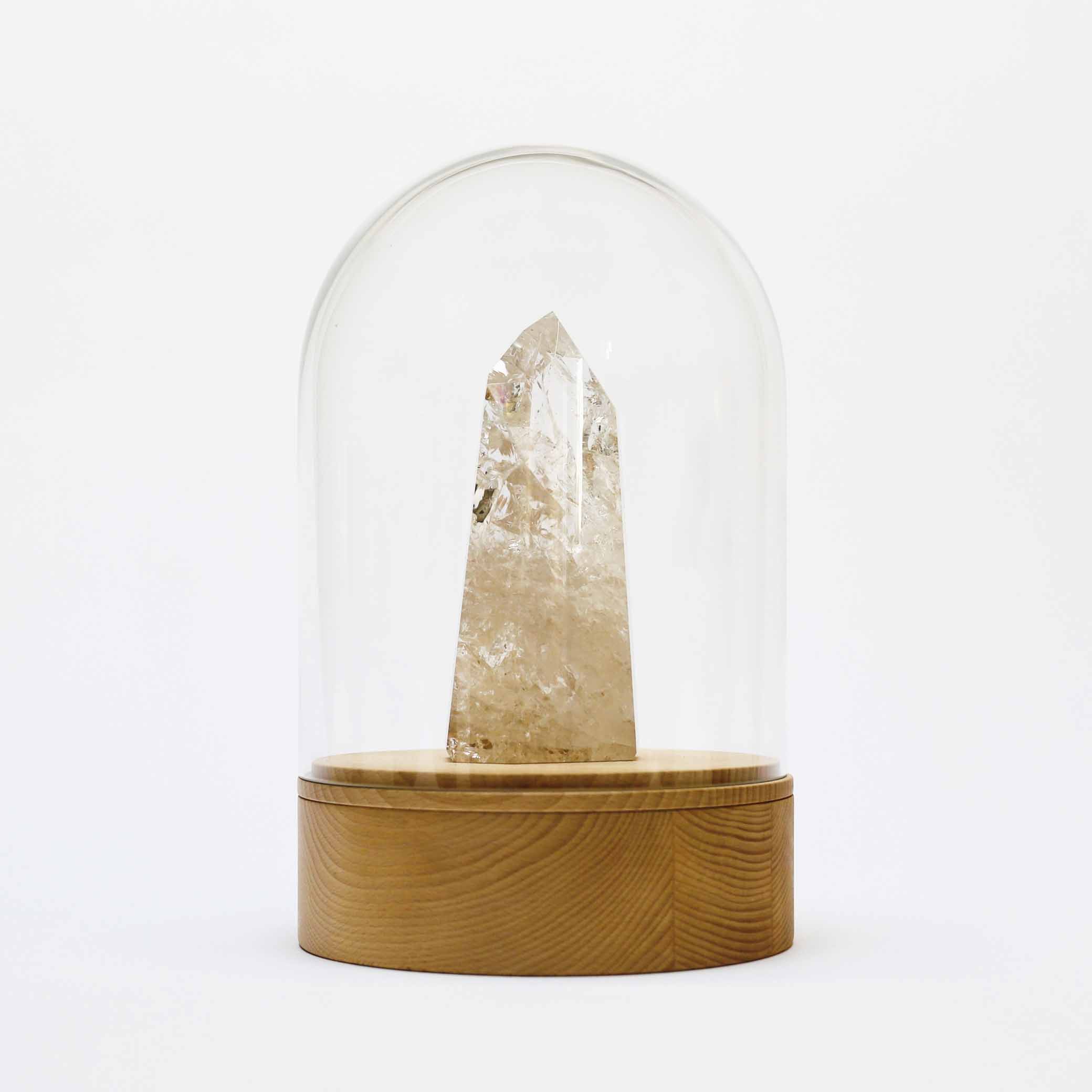Urn van hout met bergkristal en glazen stolp