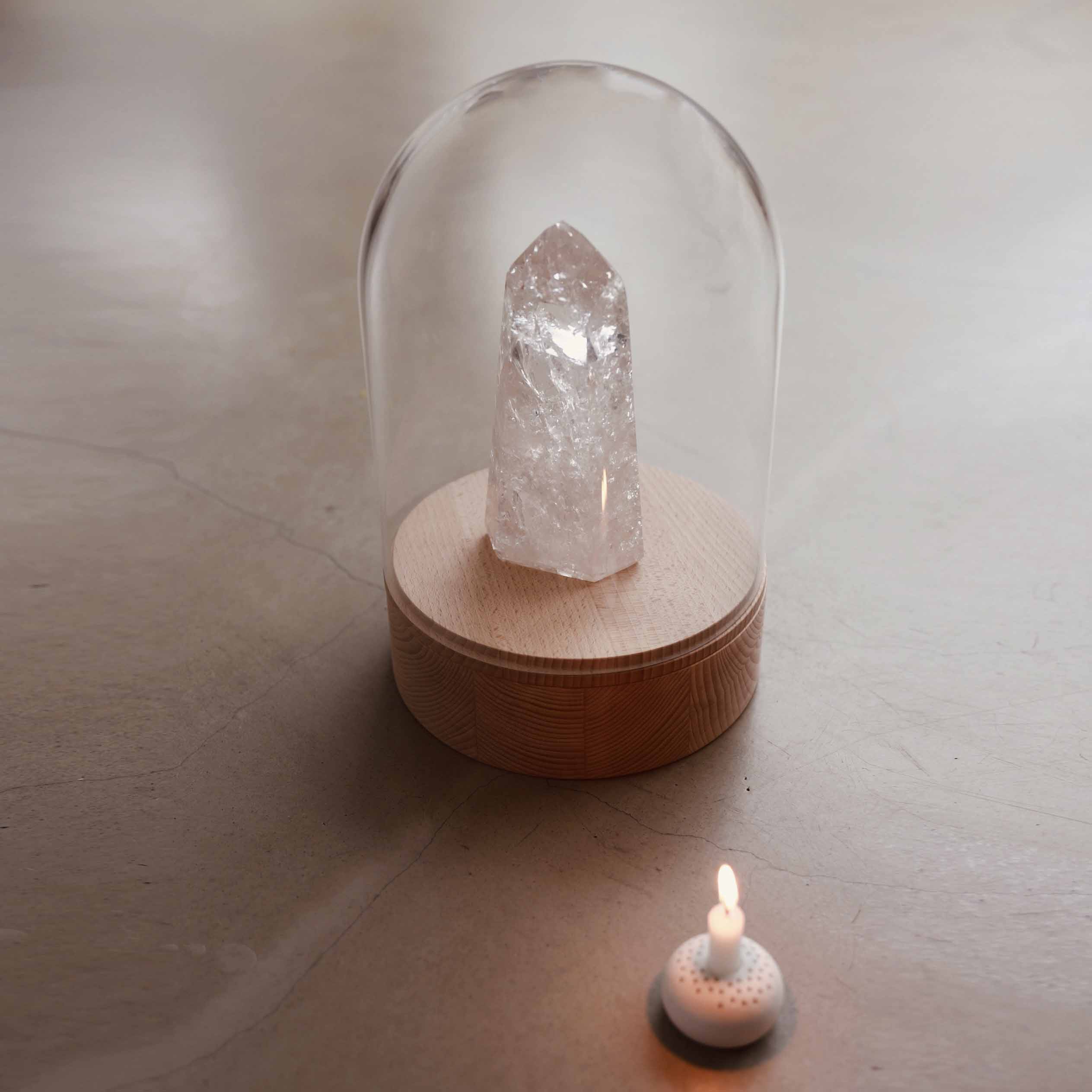Unieke urn van hout met bergkristal en glazen stolp