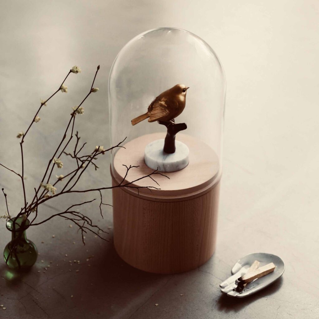 Grote houten urn met vogel en glazen stolp