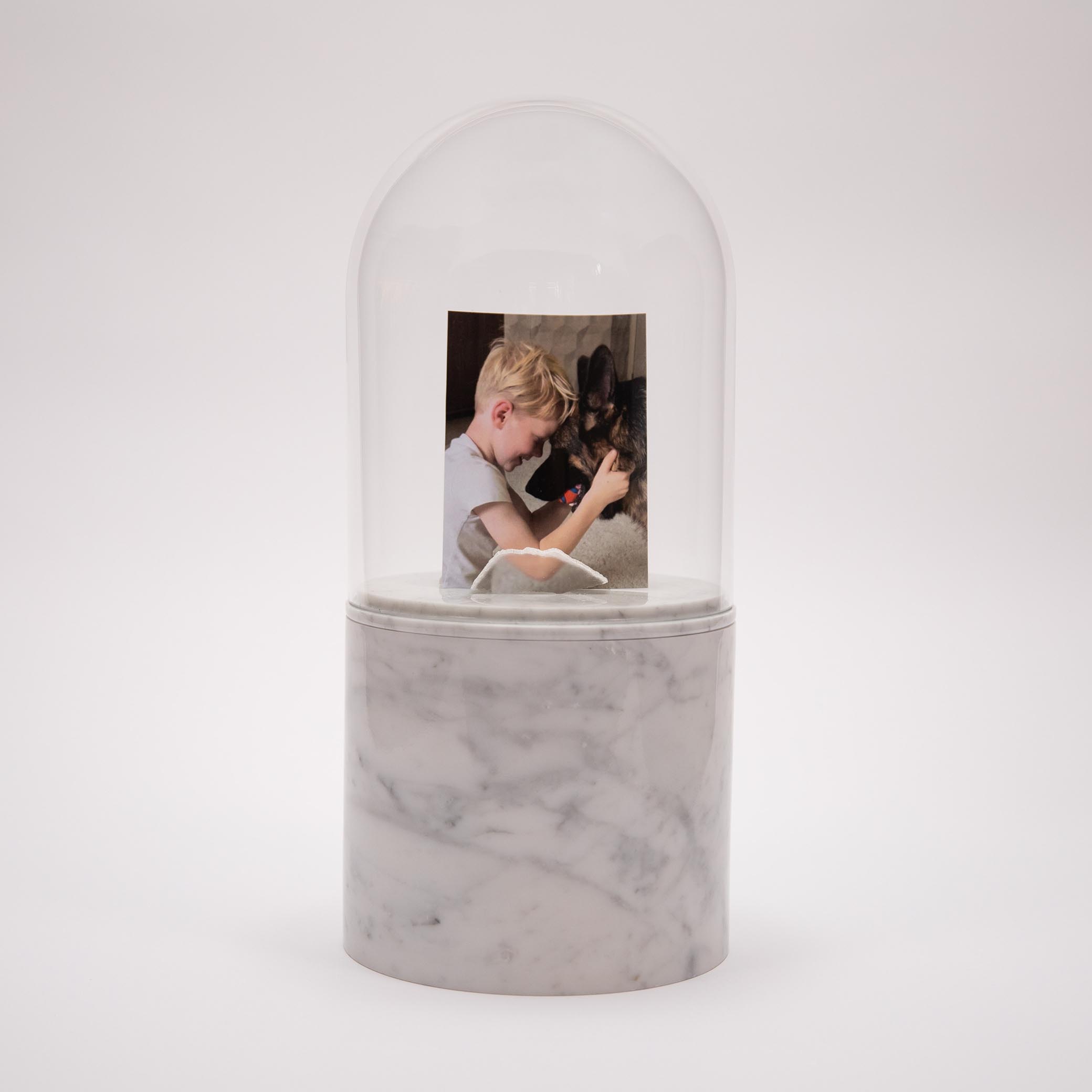 Marmeren urn 3 liter met glazen stolp en persoonlijke foto