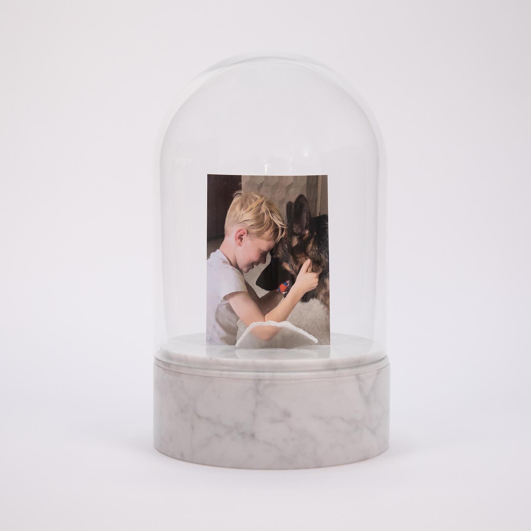 Marmeren urn met persoonlijk foto en glazen stolp