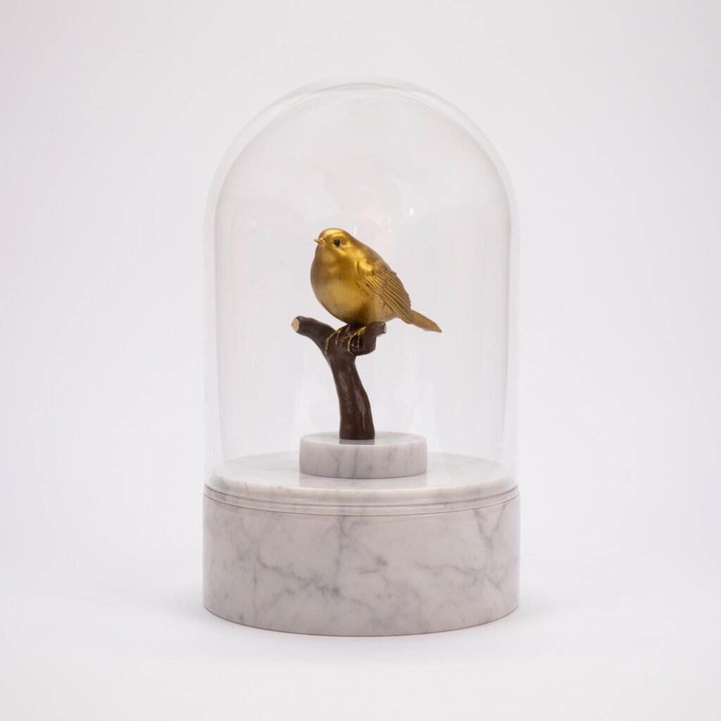 Marmeren urn met vogel en glazen stolp