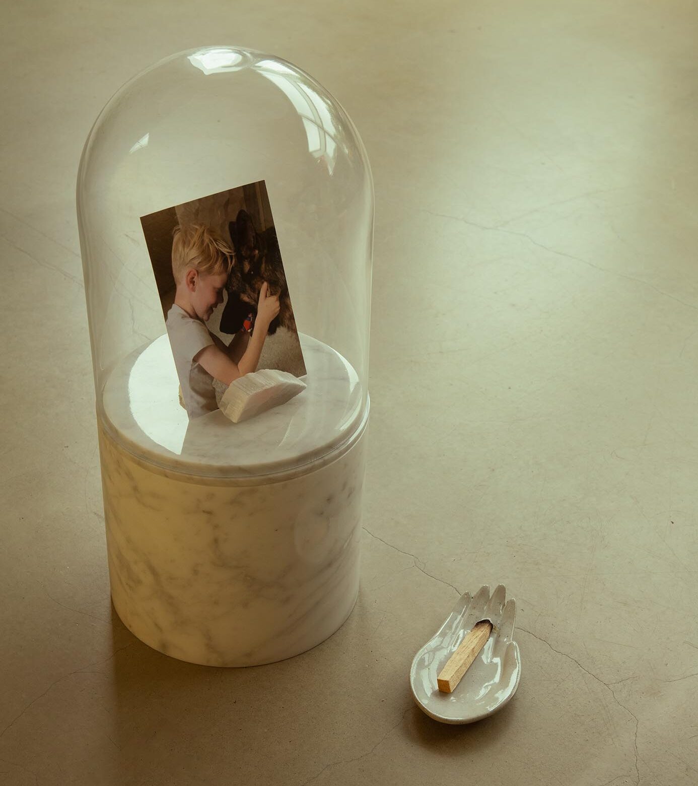 Grote foto urn van marmer met glazen stolp