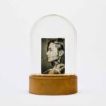 Houten design urn met glazen stolp met persoonlijke foto