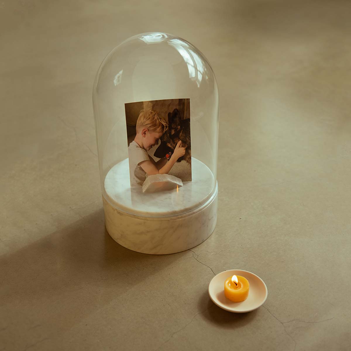 Foto urn van marmer met glazen stolp