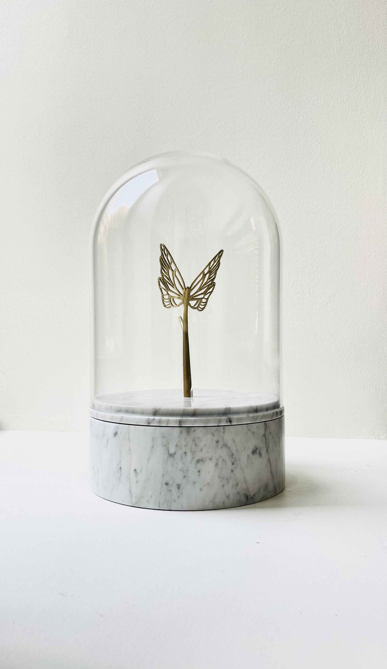 Design urn marmer met glazen stolp en gouden vlinder