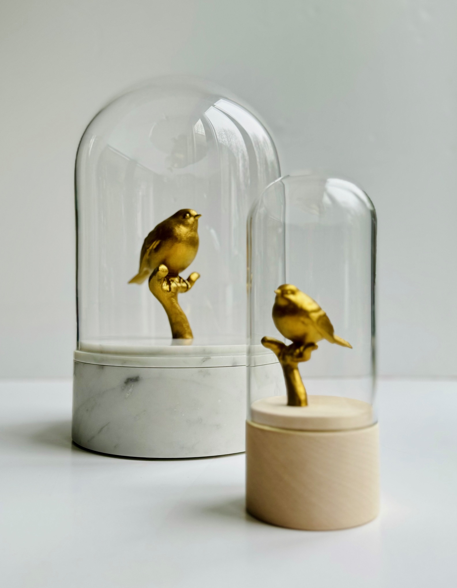 Mini glazen stolp urn met gouden vogeltje