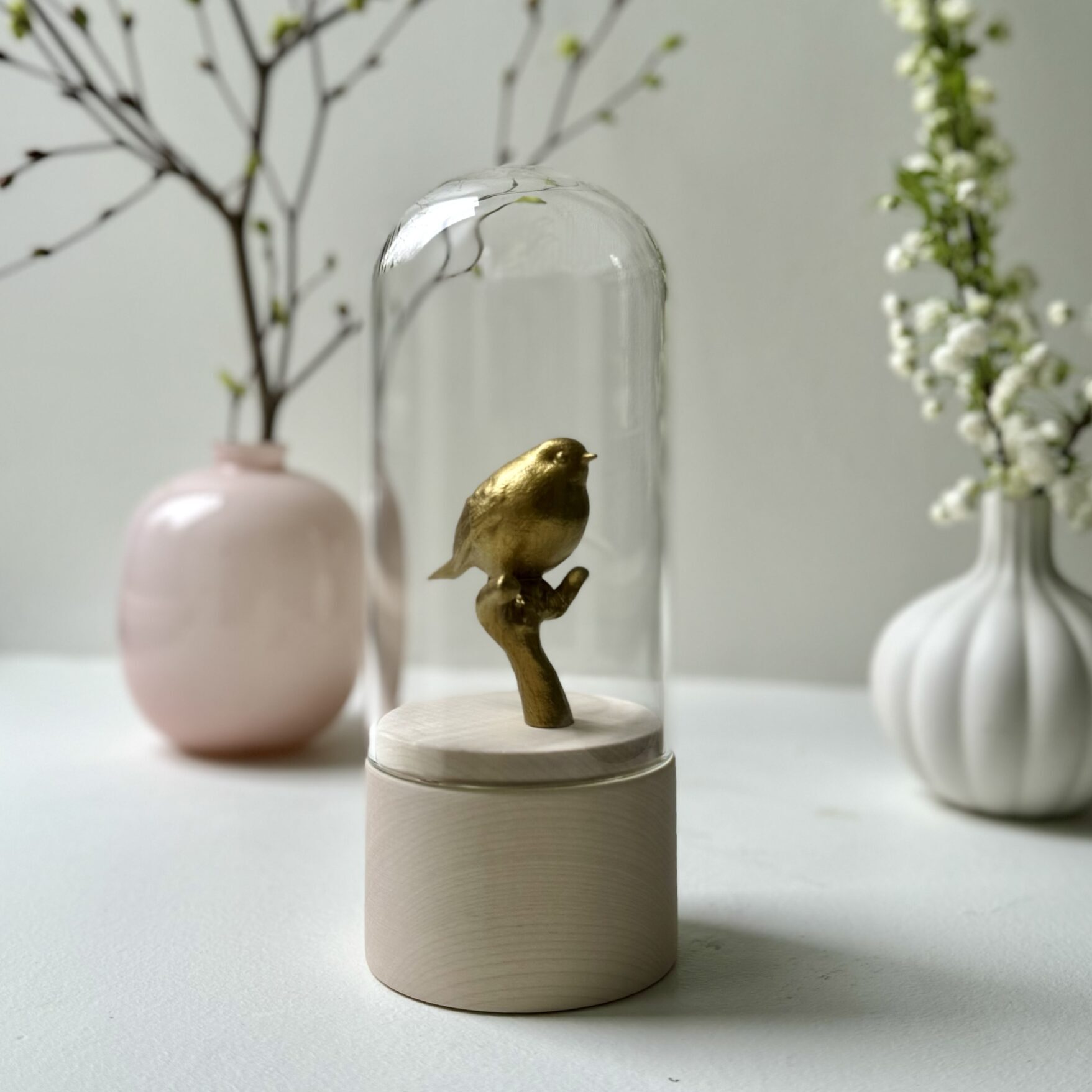 Mini urn met glazen stolp en gouden vogeltje