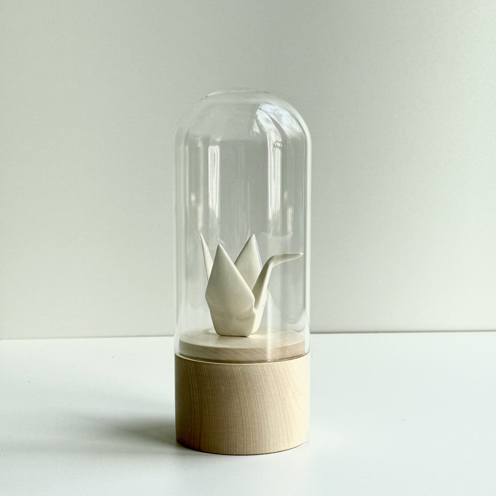 Mini urn hout met glazen stolp en porseleinen kraanvogel