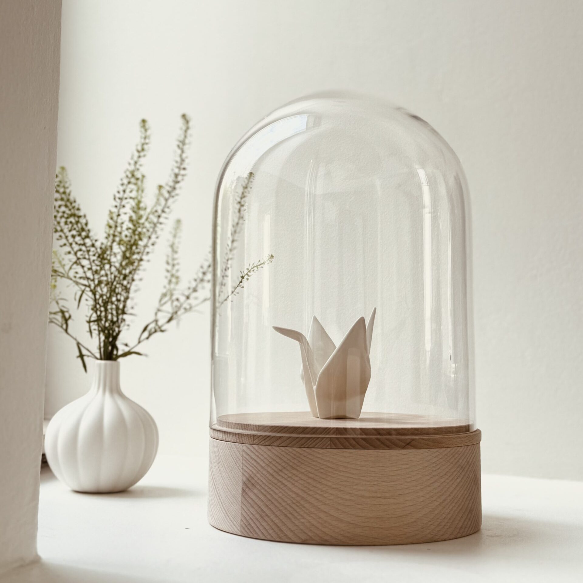 Design houten urn met glazen stolp en kraanvogel van porselein